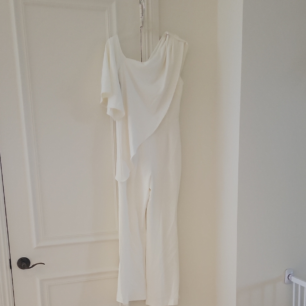 Alexia Admor Cream One-Shoulder Jumpsuit